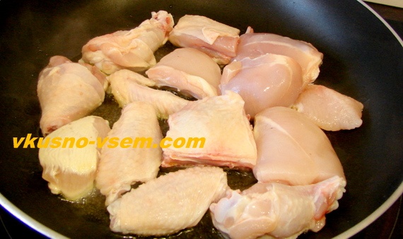 Курица в соусе на сковороде